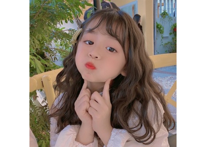 Kiểu tóc uốn xoăn sóng nhẹ Hàn Quốc cho bé gái
