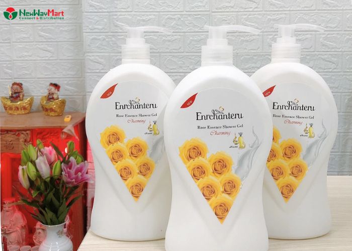 sữa tắm Enchanteur màu vàng có giá dao động khoảng 140.000 VNĐ