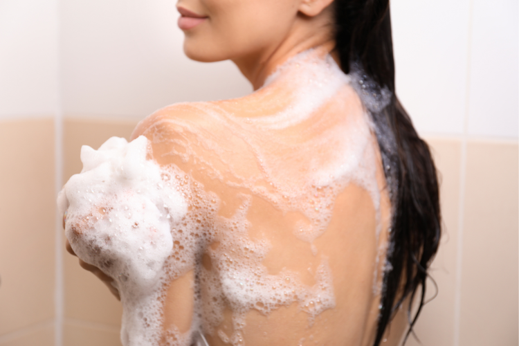 Sau khi tắm xong, bạn hãy sử dụng khăn mềm thấm khô da