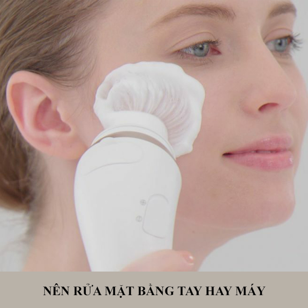 Nên Rửa Mặt Bằng Tay Hay Máy Để Làm Sạch Da