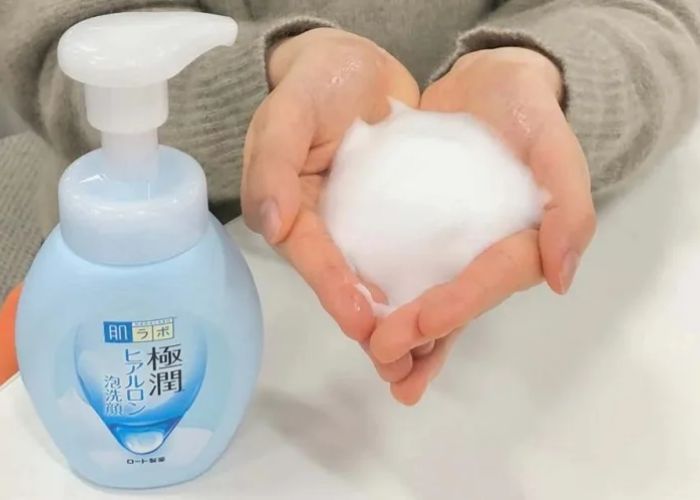 Sữa rửa mặt Hada Labo có trị mụn không? Loại nào cho da dầu mụn?